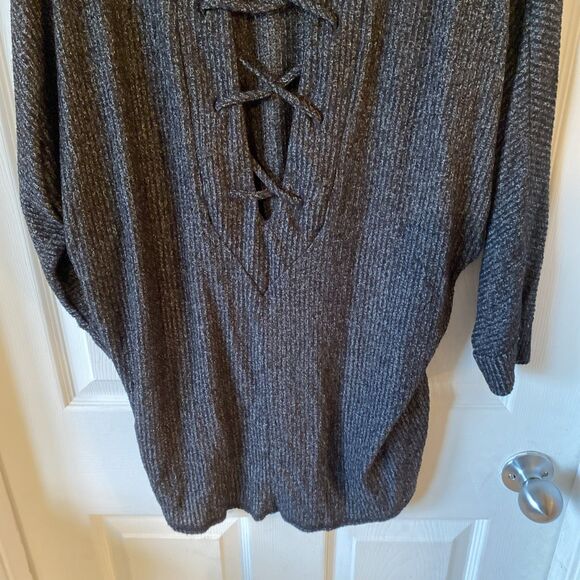 BKE Blouse Women’s Size Medium Charcoal Asymmetrical 3/4 Sleeve Strappy Back - Picture 7 of 9